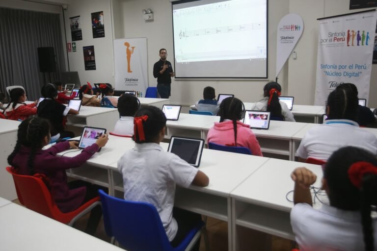 estudiante aprendiendo musica con tecnologia