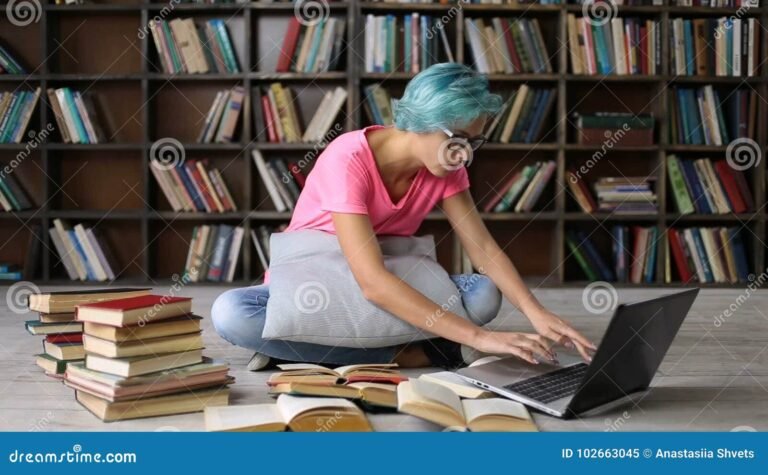 estudiante investigando con libros y computadora