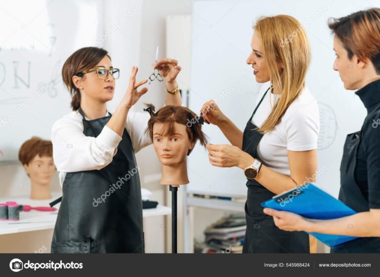 estudiante practicando en un salon de belleza