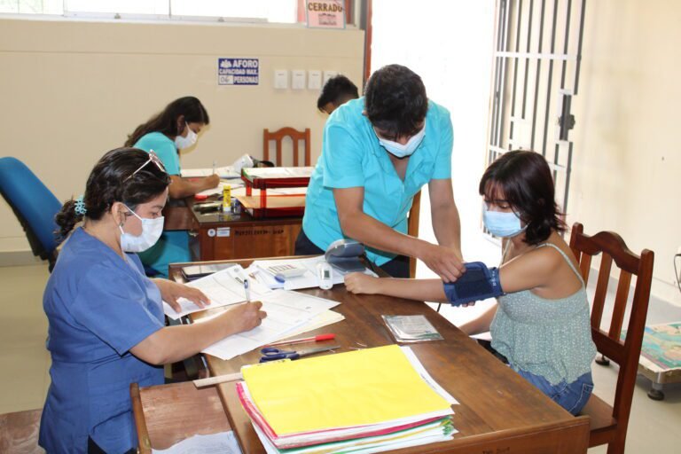estudiante realizando examen medico