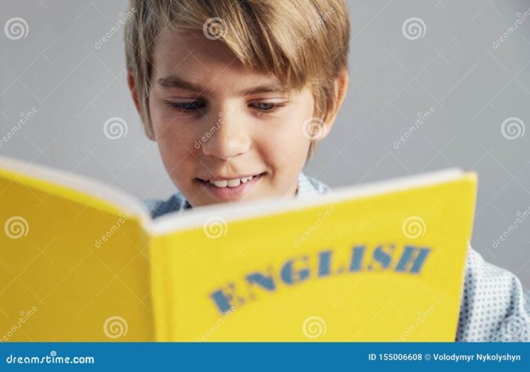 estudiante revisando un libro de ingles