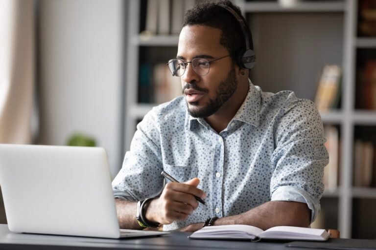 estudiante trabajando en una monografia