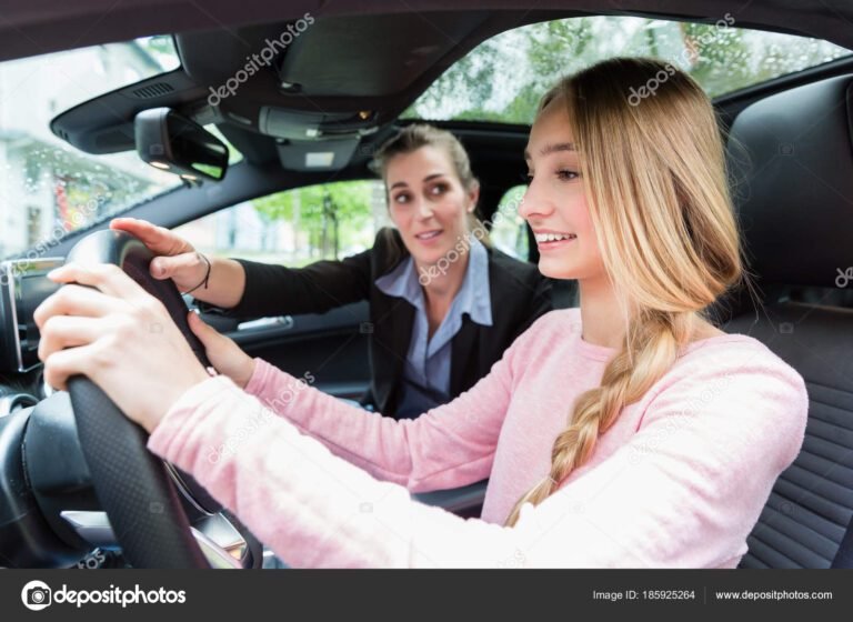 estudiantes aprendiendo a conducir en auto