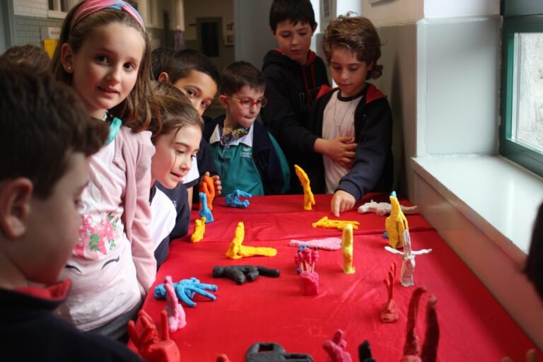 Qué programas y carreras ofrece la Escuela de Bellas Artes Manuel Belgrano 15 estudiantes creando arte en una escuela