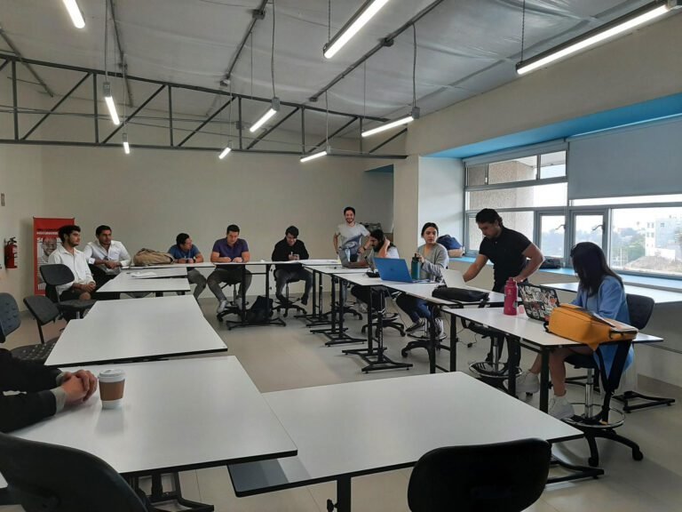 estudiantes en clase de arquitectura