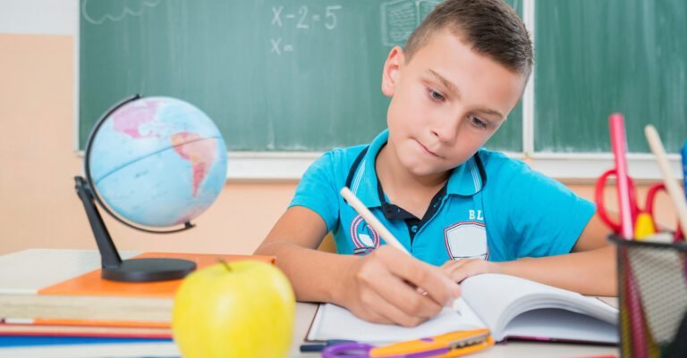 estudiantes escribiendo en un aula creativa