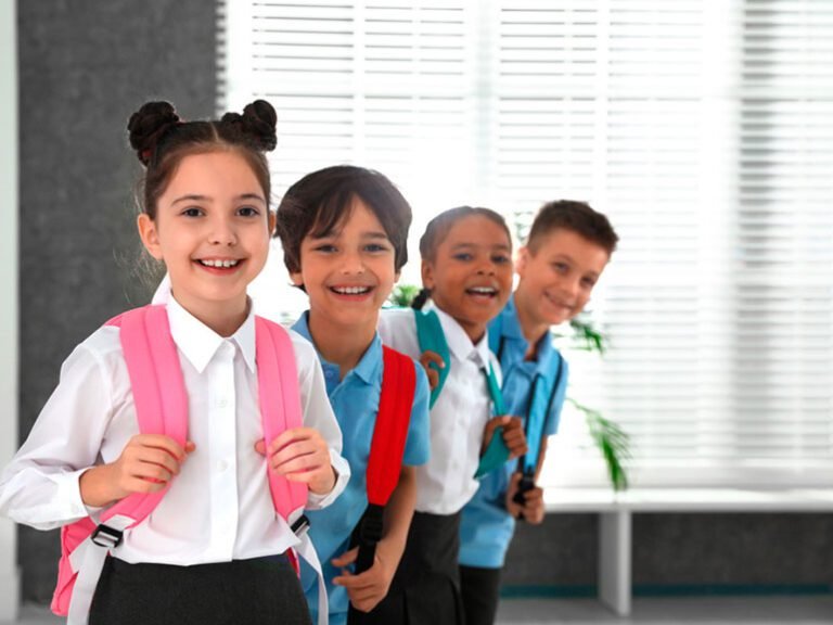 Cuándo se estrena la serie "Último Primer Día" en Argentina 29 estudiantes felices en primer dia de clases
