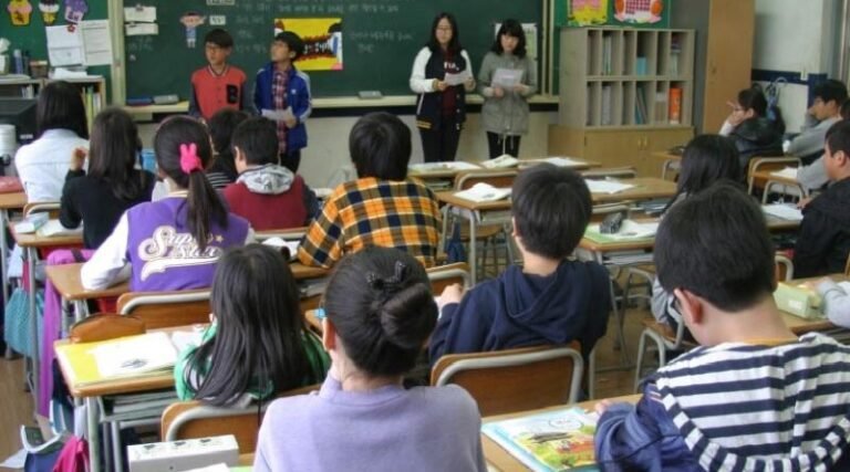 estudiantes practicando gramatica en aula