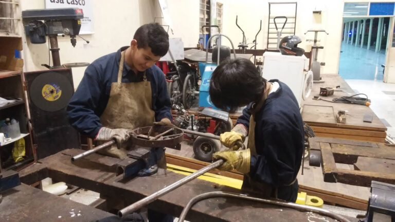 estudiantes trabajando en un taller tecnico