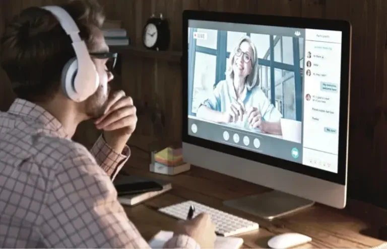 estudiantes usando computadoras en un campus virtual