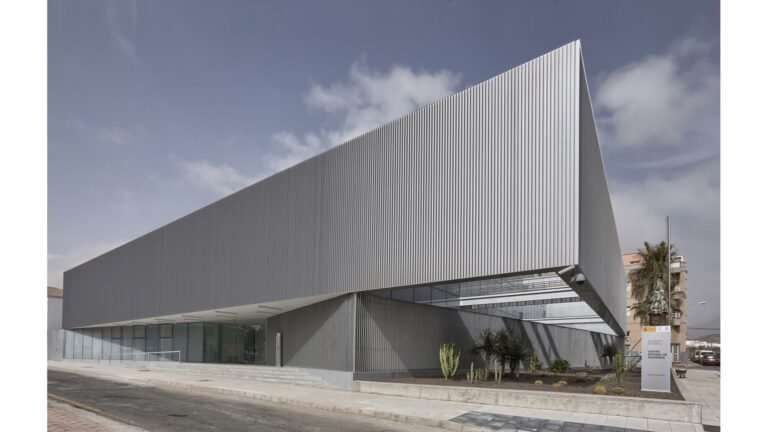 Cuáles son las características del Colegio Santa Lucía en La Plata 17 exterior del colegio santa lucia en la plata
