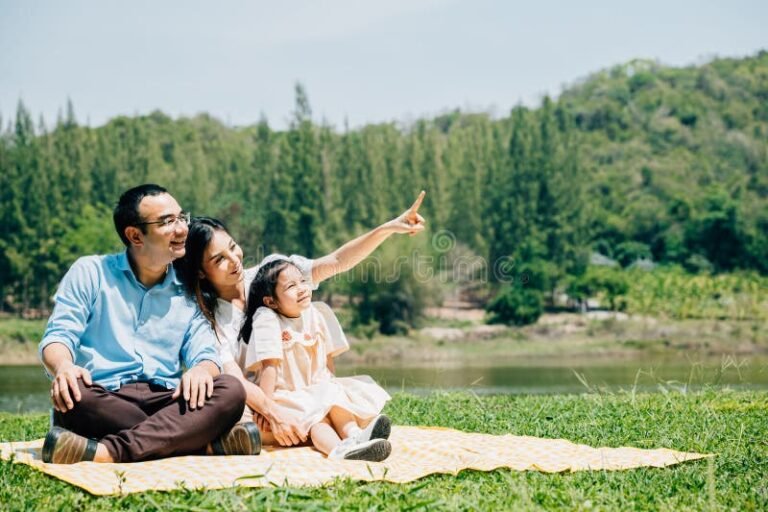 Los hijos eligen a sus padres según la Biblia y qué significa esto 18 familia abrazandose en un entorno natural