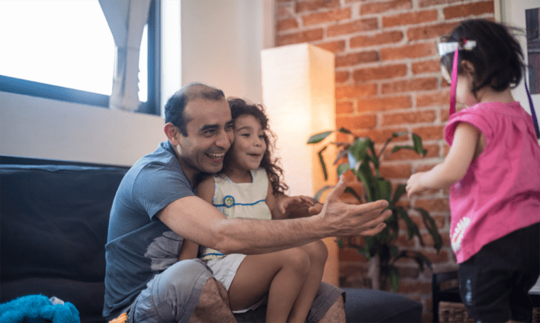 Qué obligaciones tienen los padres con hijos discapacitados en Argentina 1 familia apoyando a un nino con discapacidad