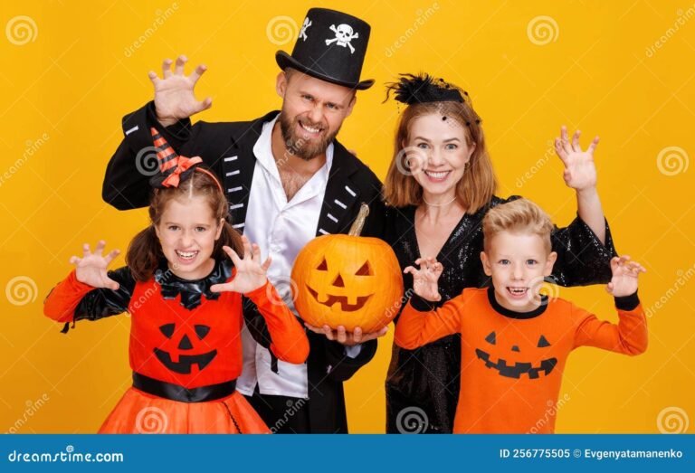 familia disfrutando de disfraces de halloween