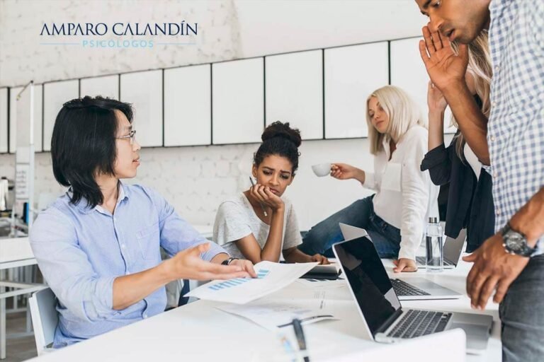 Qué hace un asesor de empresas familiares y cómo puede ayudarte 1 familia trabajando junta en una oficina