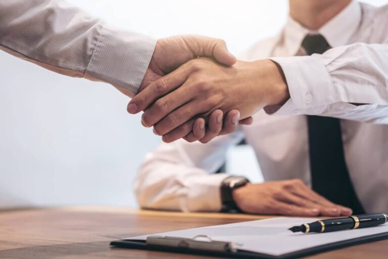 Qué elementos debe contener un contrato por tiempo indeterminado 29 firma de un contrato en una mesa