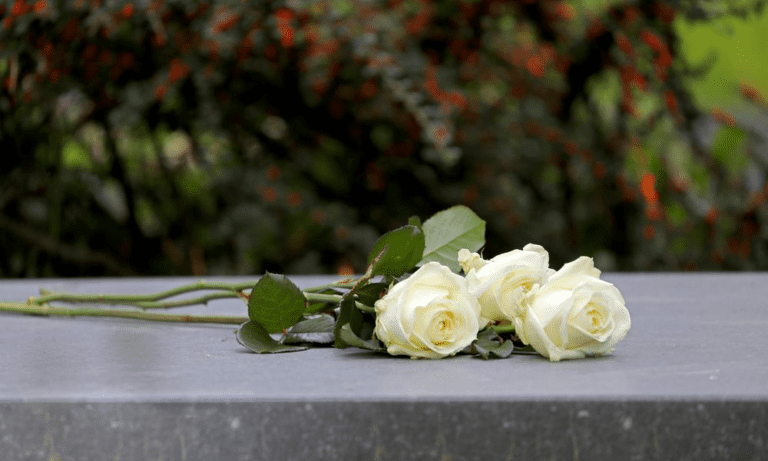 flores blancas en un funeral