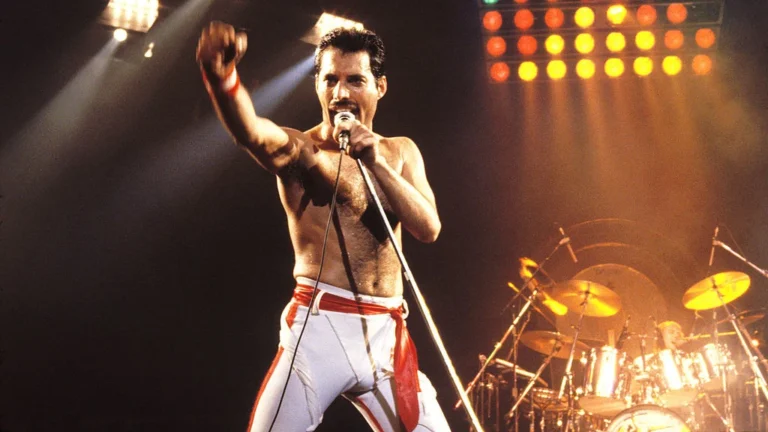 freddie mercury en concierto con queen