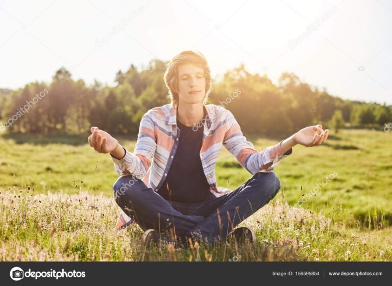 Cómo se traduce la palabra "cool" al español correctamente 22 gente disfrutando en un ambiente relajado