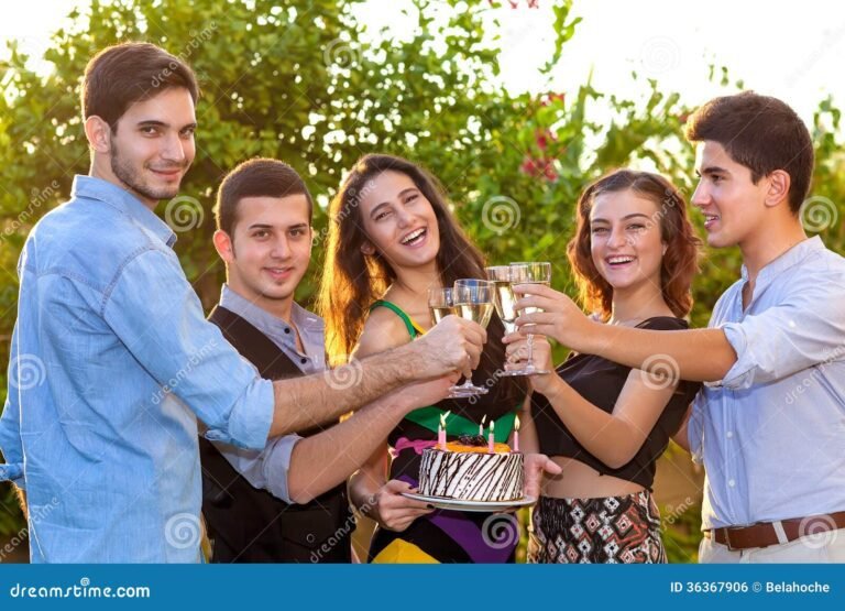 Qué hace que Not Another Teen Movie sea una parodia de comedias adolescentes 6 grupo de adolescentes riendo en una fiesta