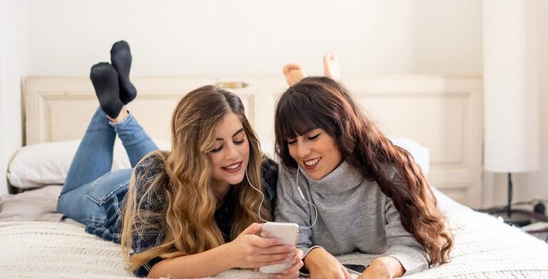 grupo de amigos compartiendo gastos felices