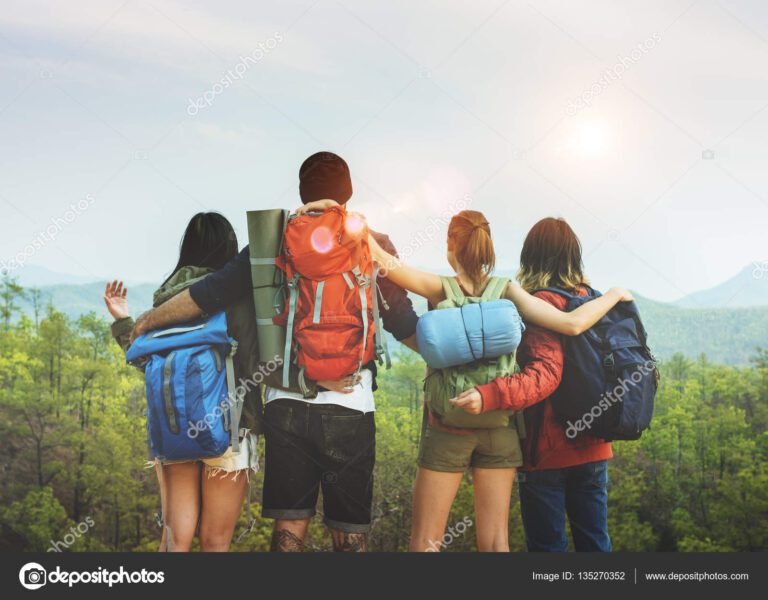 Qué temas y personajes destacan en "Amigos por el viento" de Liliana Bodoc 11 grupo de amigos explorando la naturaleza