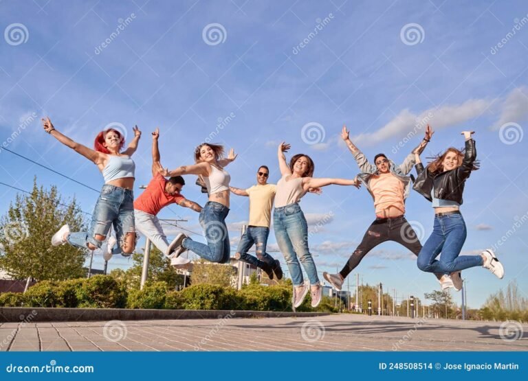 grupo de amigos sonriendo juntos al aire libre