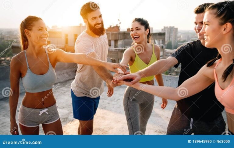 grupo de personas disfrutando al aire libre