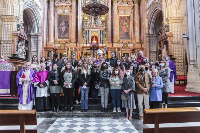 Cómo elaborar un guion de misa para el domingo en tu parroquia 17 grupo de personas en una misa dominical