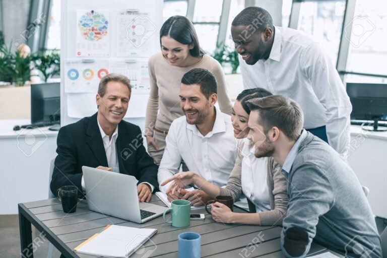 grupo de personas en una reunion de negocios