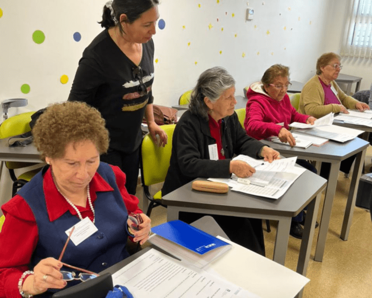 Cómo organizar un club de lectura para adultos mayores en tu comunidad 15 grupo de personas mayores leyendo juntas
