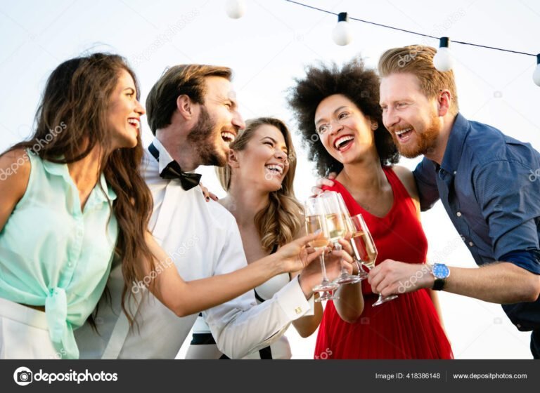 grupo de personas sonriendo y celebrando