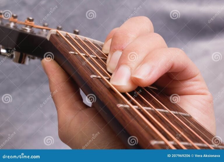 guitarra acustica con acordes en primer plano