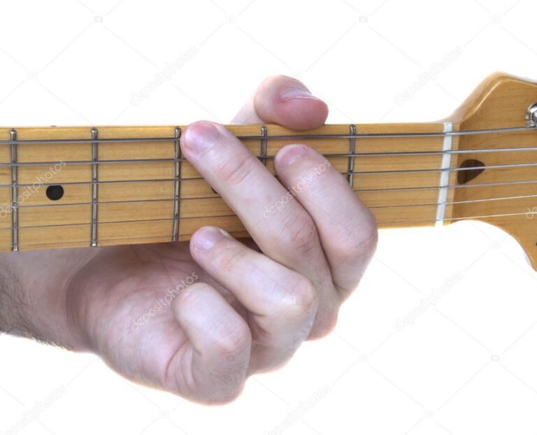 Qué acordes puedo usar para tocar "Te amo" y más canciones 14 guitarra con acordes en primer plano