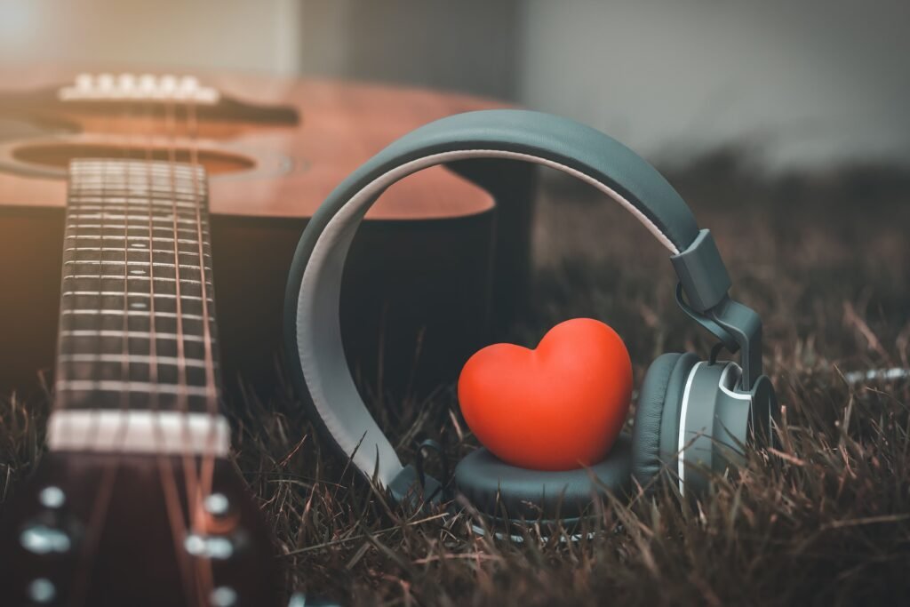 guitarra y corazon en un ambiente romantico