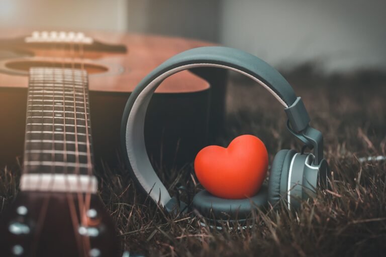 guitarra y corazon en un ambiente romantico