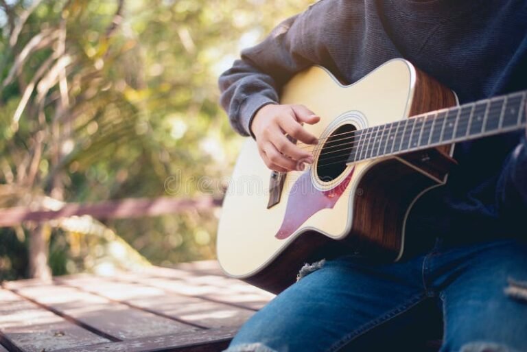 Cómo tocar "Tu forma de ser" con acordes en guitarra fácilmente 9 guitarrista tocando en un ambiente natural