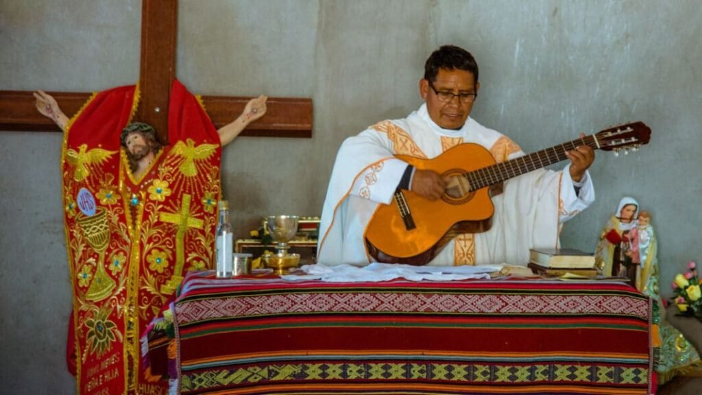 Qué acordes usar para tocar "Somos el pueblo de Dios" 1 guitarrista tocando en un culto religioso