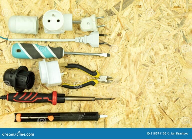 herramientas de electricista sobre una mesa