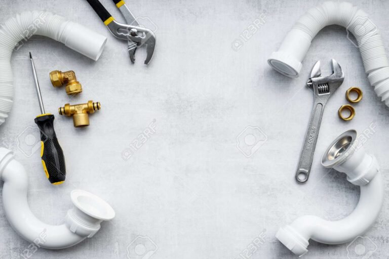 Cuánto cuesta contratar a un plomero para reparar una fuga de agua 4 herramientas de plomeria sobre fondo de trabajo