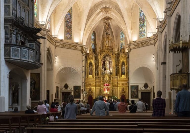 interior de una iglesia con feligreses