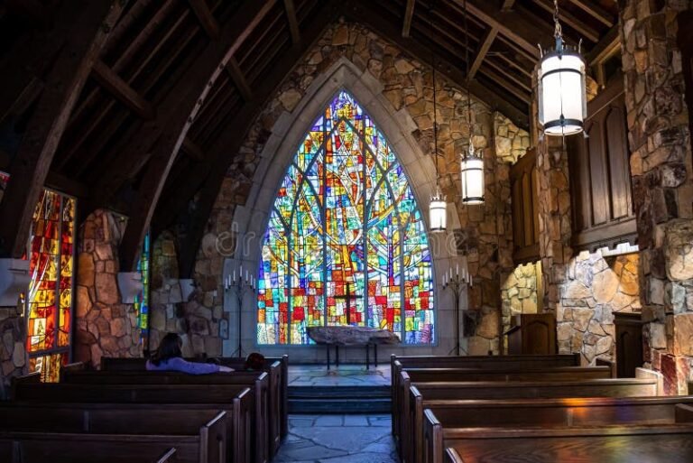 Por qué decimos que somos templo del Espíritu Santo en la Biblia 1 interior de una iglesia iluminada