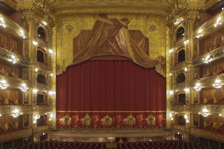 interior del teatro colon iluminado