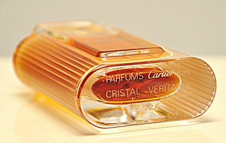 Dónde puedo ver el catálogo online de jeans Cartier 29 jeans cartier sobre fondo neutro