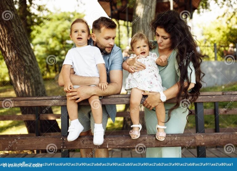 joven cuidando ninos en un parque