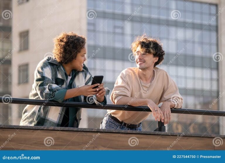 Qué años comprenden el inicio de la Generación Z en Argentina 8 jovenes interactuando en un entorno urbano