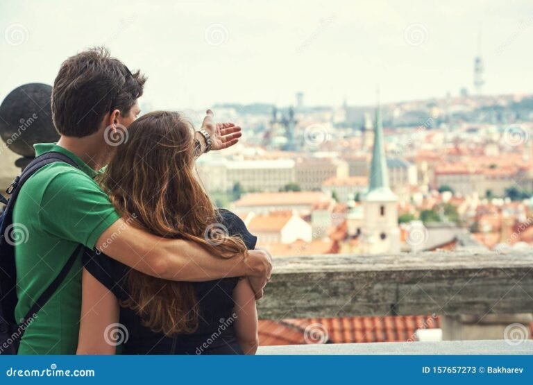 jovenes romanticos en una ciudad europea