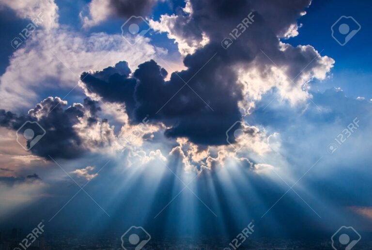 la luz brillando a traves de nubes