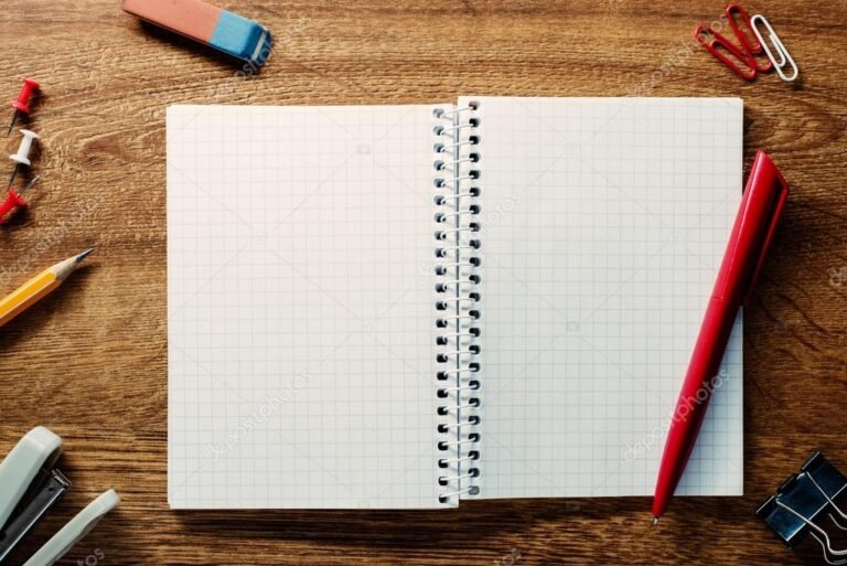 lapiz escribiendo sobre un cuaderno abierto