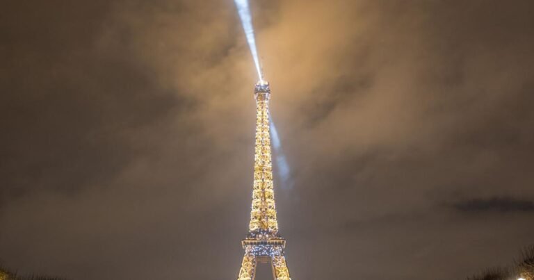 las luces de la torre eiffel brillando